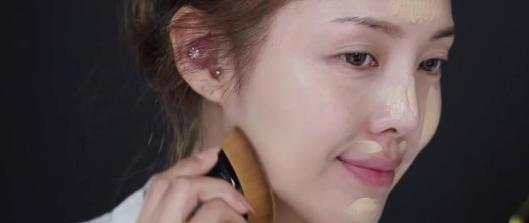 韩国“热辣DJ”素颜出镜，粉丝直言：太普通，这3步化妆术太牛