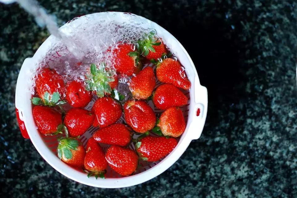 小孩吃草莓吐得厉害是什么原因,小孩吃草莓吐了是怎么回事