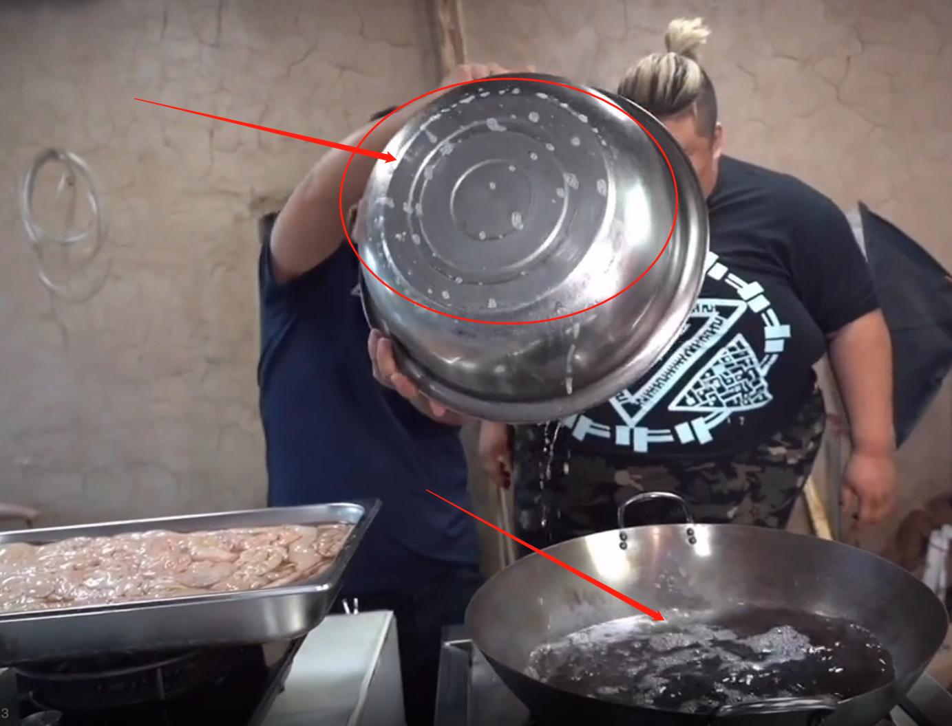 600斤胖猴仔呼吸困难还吃，猪大肠一口一根，洗洁精都往锅里煮