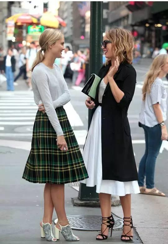 一条一年四季都能穿的万能百褶裙 (早春穿上这件百褶裙又仙又时髦)