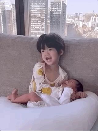 姜潮抱娃,姜潮抱儿子