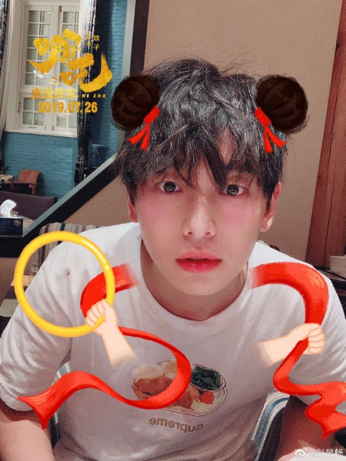 三岁的哪吒小爷有多潮？眼线腮红丸子头