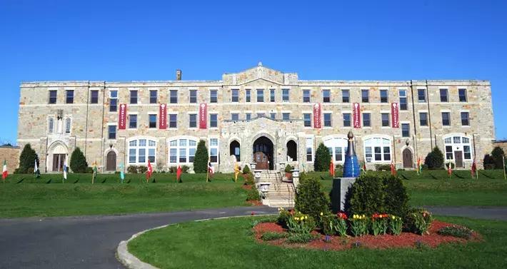 这所毗邻美国常青藤名校的中学，为何备受中国学生推崇？