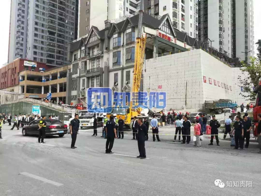 路灯杆突然倒塌两辆车不慎被砸中,半山小镇车祸事件