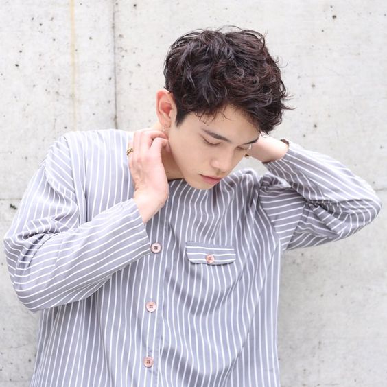 男生发质细软扁塌油腻自然卷发型,男生卷发造型中长发圆脸