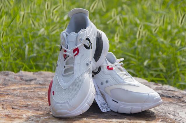 鞋底下有弹簧的鞋子,鞋底有足弓支撑的走路就不累脚吗