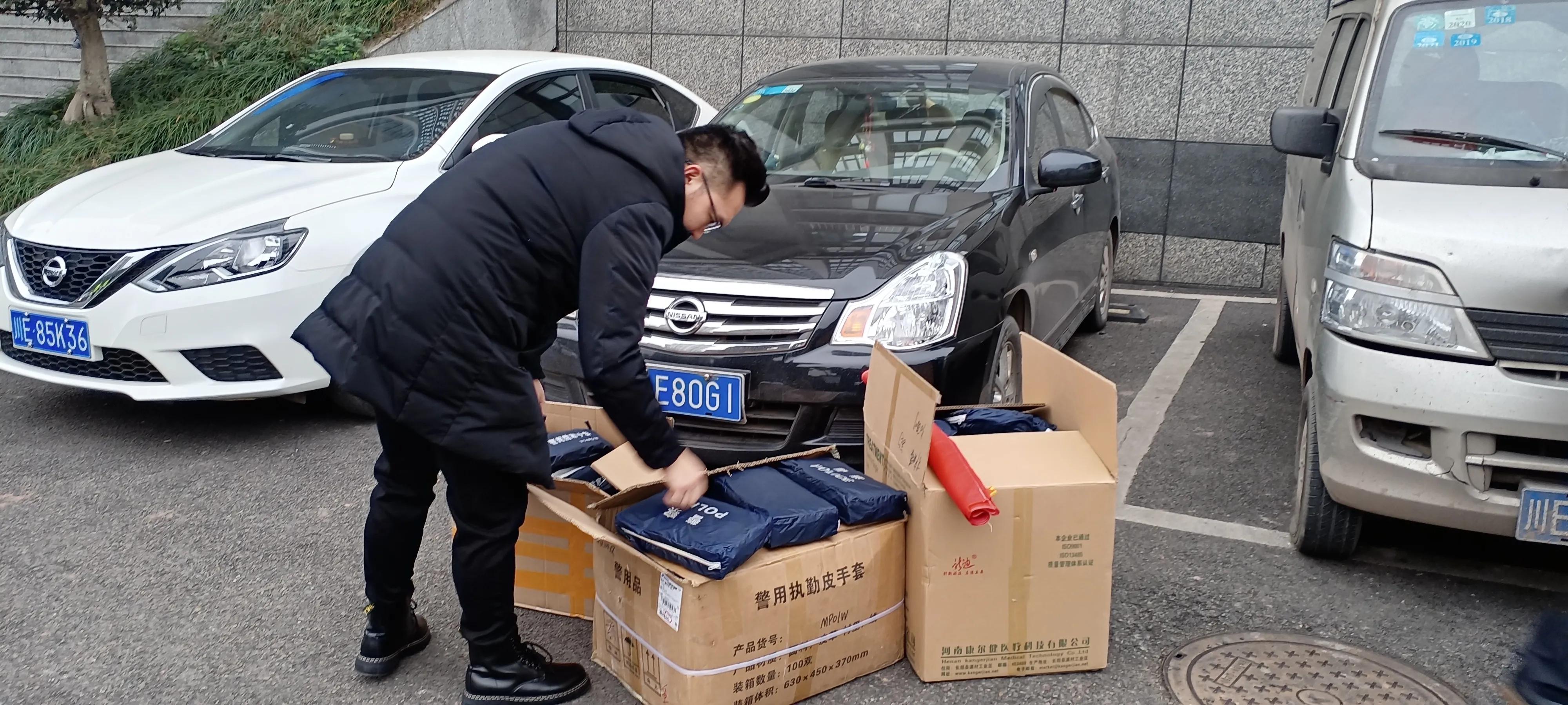 爱心企业送清凉慰问交警暖人心,爱心企业送温暖慰问一线交警