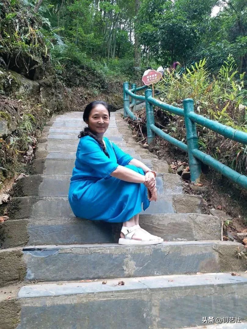 大妈旅游拍照姿势大全高级感,中国大妈旅游团拍照