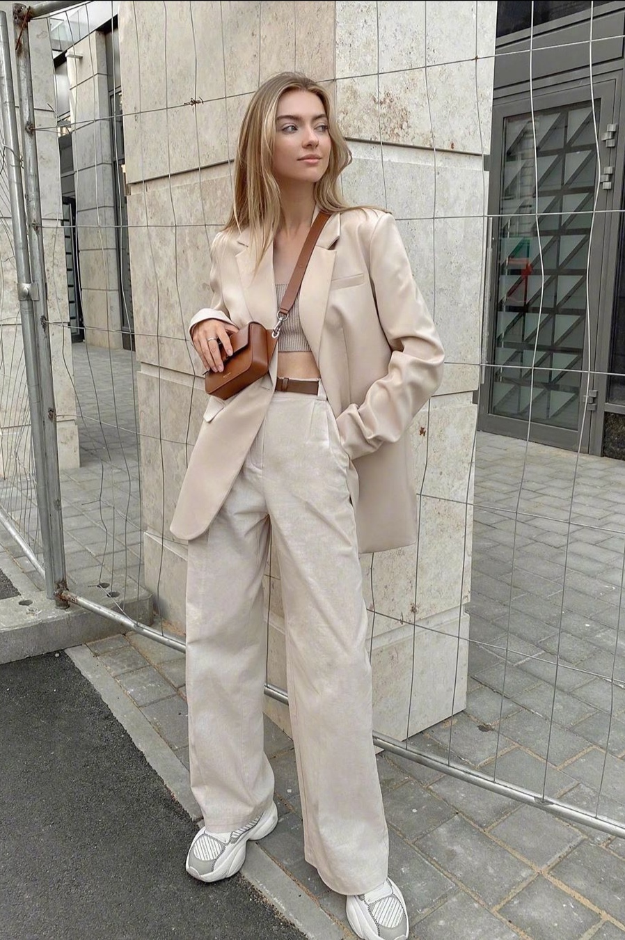 秋冬小白鞋怎么穿搭最好看,初秋鞋子百搭