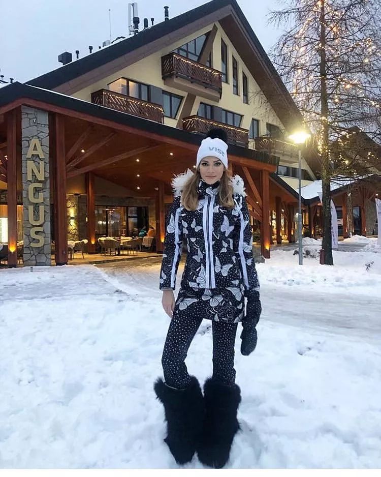 都穿什么牌子滑雪服,哪个牌子的滑雪服最好看