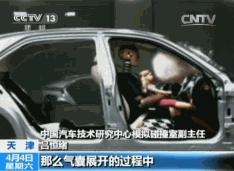 小孩开小车被警察抓了,小男孩开车被警察抓