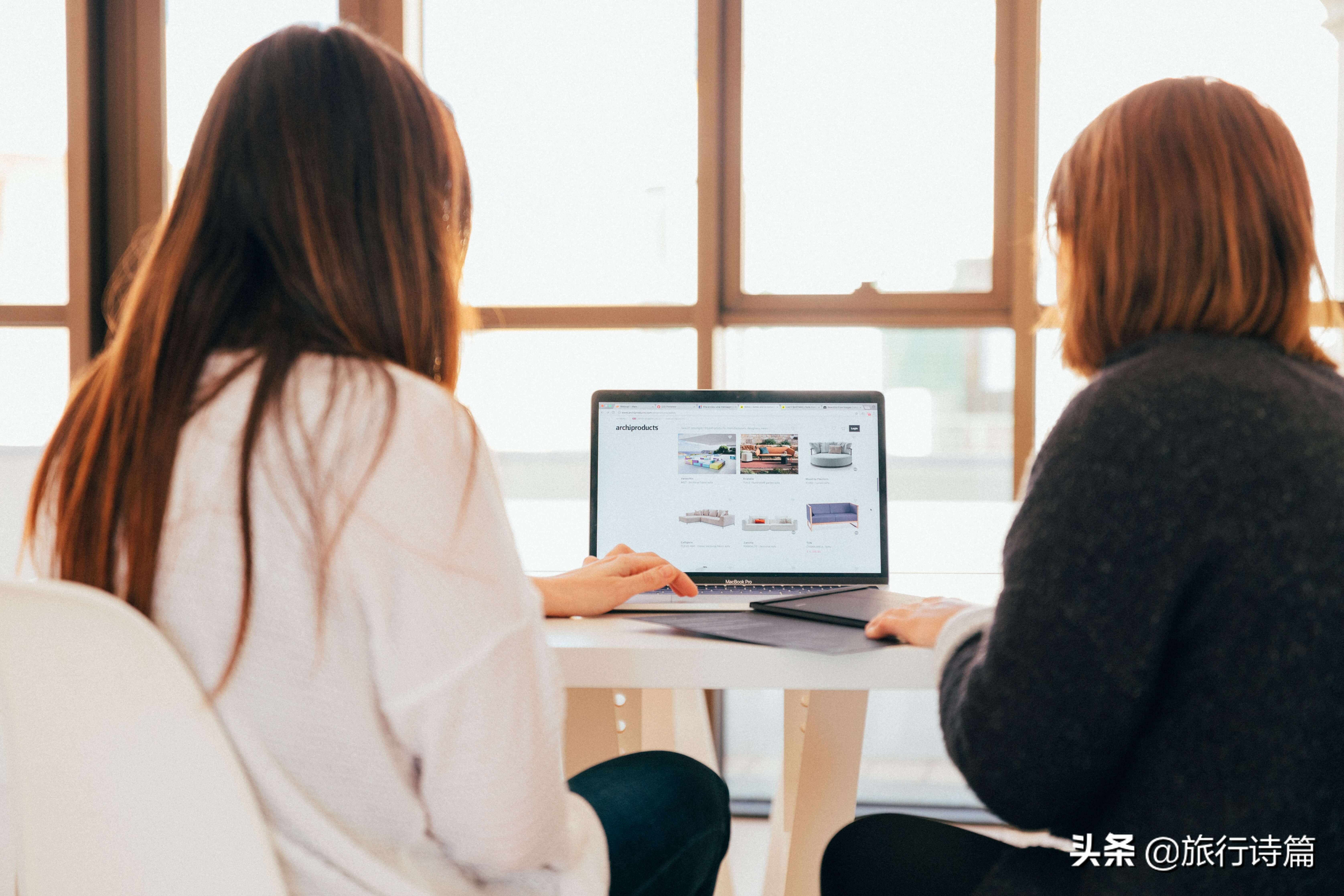 第一个编程软件是用什么软件写的,软件编程代码怎么编的啊