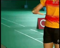 打羽毛球总是打到拍框怎么办,打羽毛球怎么打才能更不容易翘边