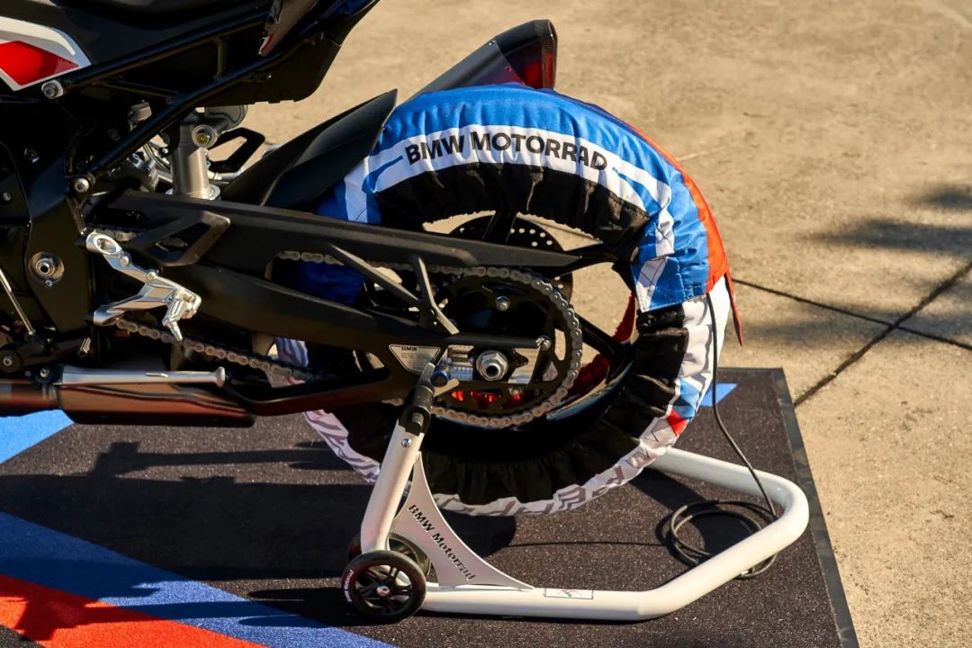 宝马m摩托车视频,2023宝马m版摩托车