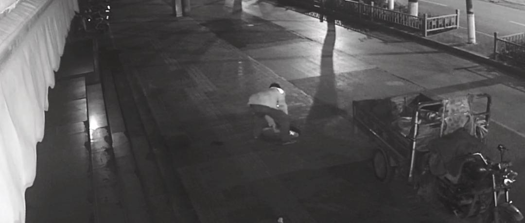 加强对偷窨井盖的违法打击,关注脚下安全