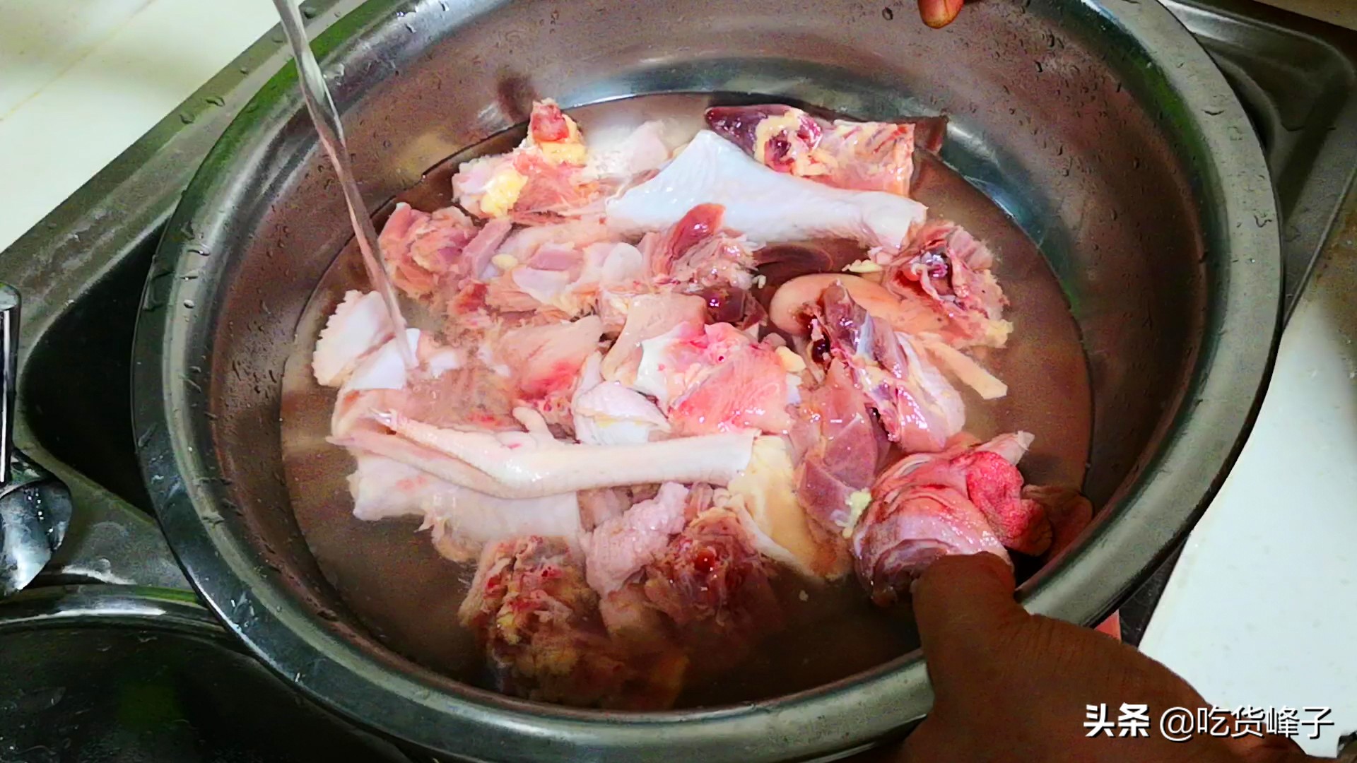 炖鸡时有人烧水有人直接炖,炖鸡时有人先焯水