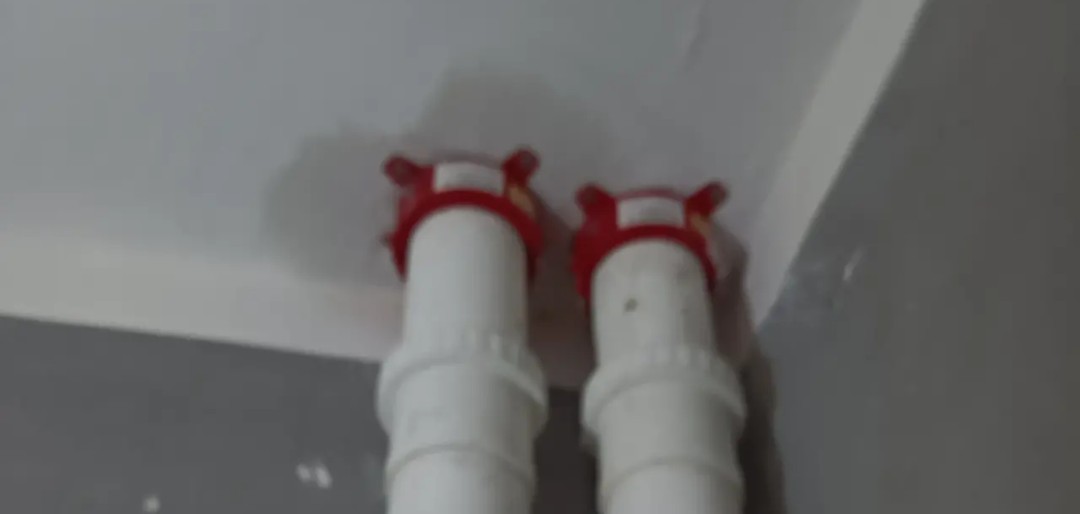 卫生间排水管上有红色的铁圈,卫生间下水管道阻火圈