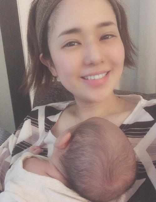 苍井空晒与双胞胎儿子合照，脸圆嘟嘟很可爱，母乳问题已经解决了