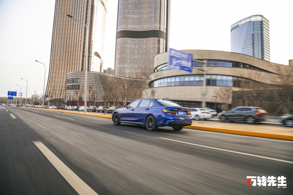 试驾宝马330Li丨即便它变得舒适，也依旧能让人爱上