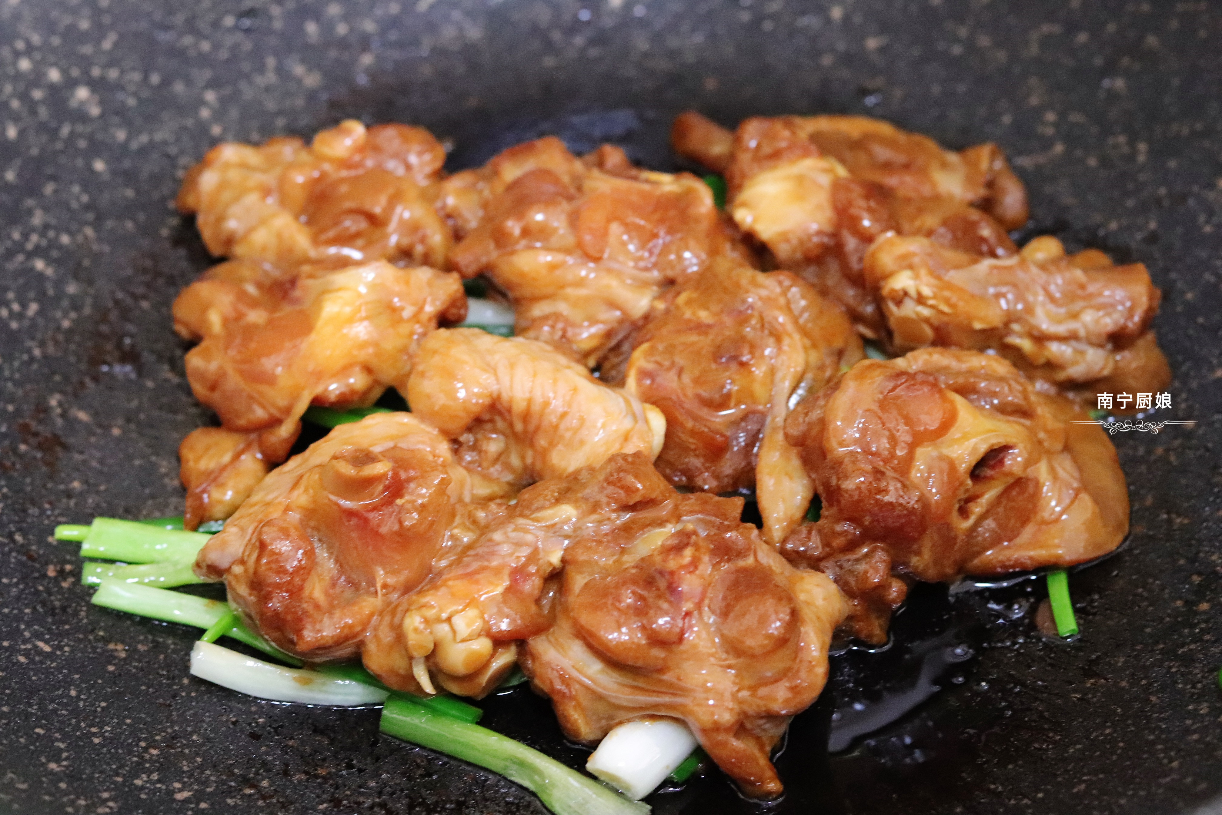 把鸡腿放进锅里煮一下,在电饭锅里焖鸡腿