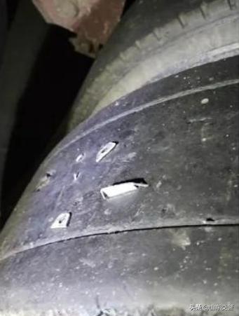 当心掉物,注意路上捡东西的危险