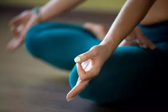 经期趴着有利于排经血,经期趴床上缓解疼痛吗