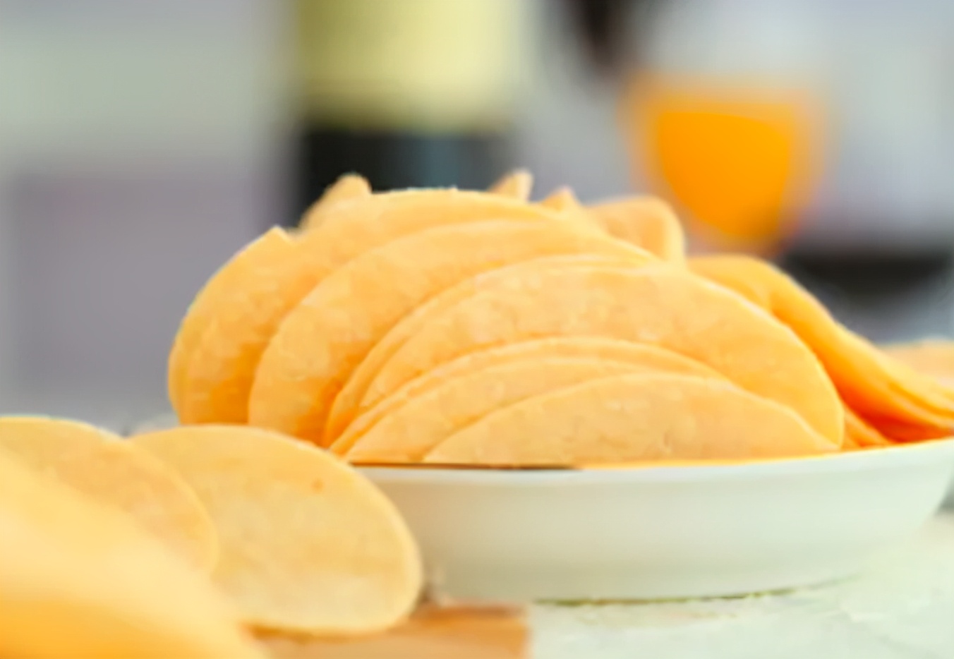 袋装薯片里的气体有什么作用,罐装薯片没拆封鼓气了能吃吗