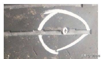 轮胎侧面被刮掉一小块皮怎样修补,轮胎侧面蹭掉一小块橡胶怎么修补