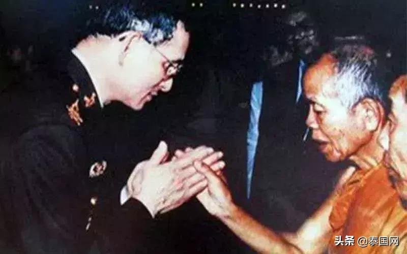 这名一生捐款60亿的高僧走了，曾救人无数，泰王也向他下跪……