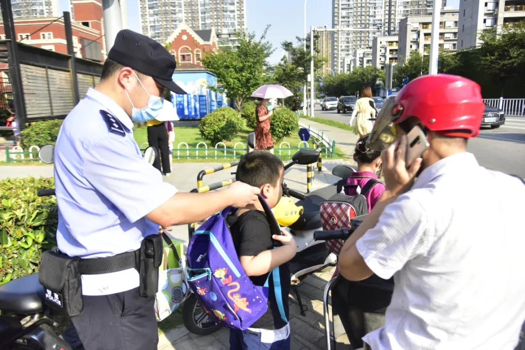 【我为群众办实事】开学“大片”，他们怎会缺席！