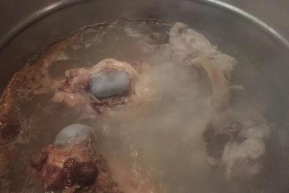 大骨头汤的炖法不焯水,炖大骨头汤放料酒不