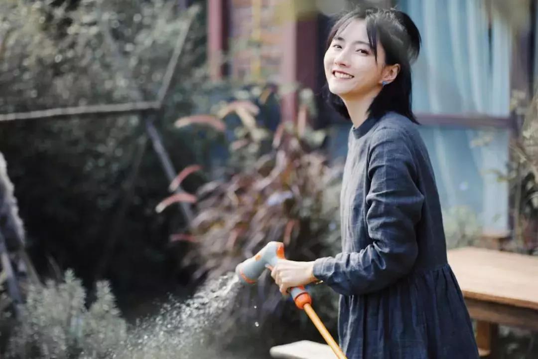 菜吧:她不上班也不靠脸吃饭,住2层小楼,过上了别人做梦都要的日子