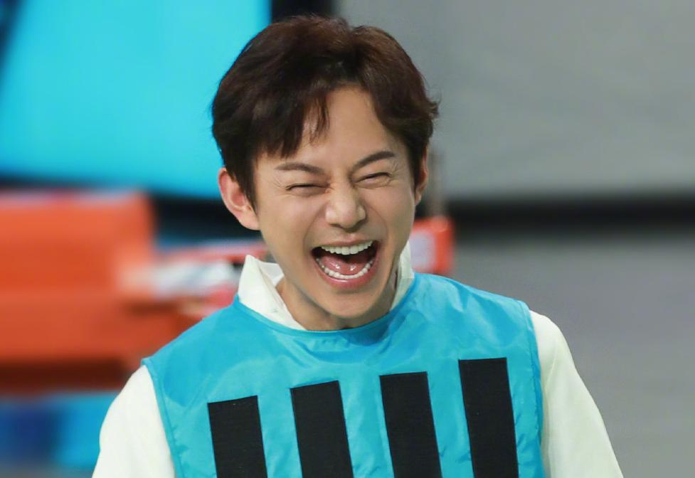 何炅快乐大本营假发,何炅1岁到48岁荧幕颜值变化