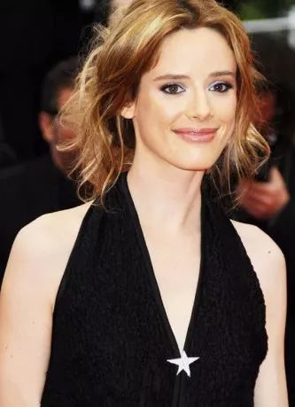 冬季胸针怎么戴,胸针百搭用法图解图片大全