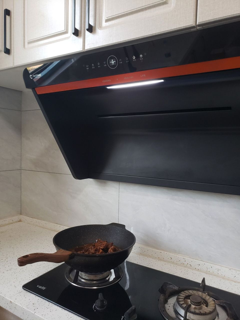 抽油烟机可以抽出屋内湿气吗,抽油烟机能过滤油烟吗