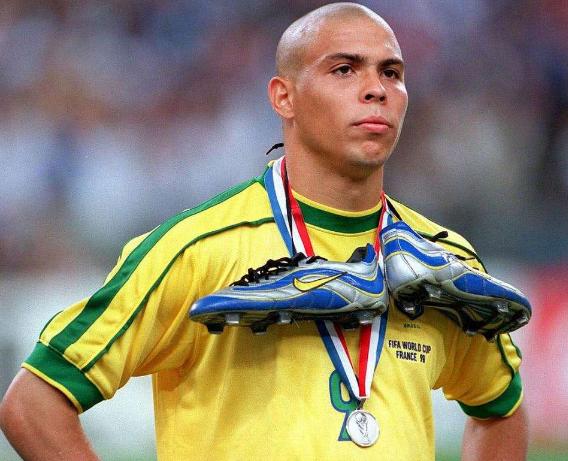 足坛最强十大球员,齐达内和罗纳尔多对比梅罗