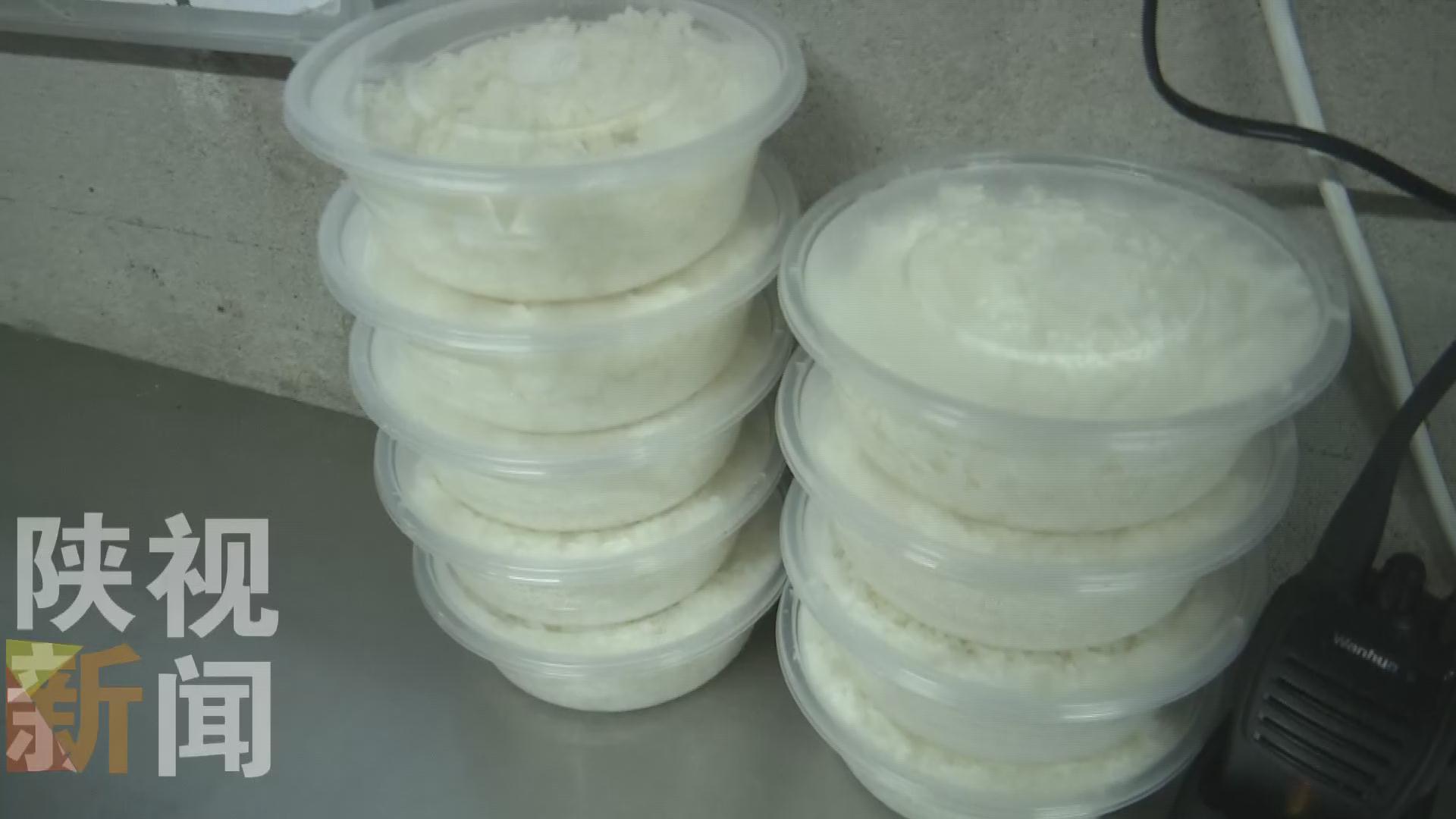 恶心到吐！西安一女士点外卖快吃完时才发现米饭内粘有不明弯曲毛发……