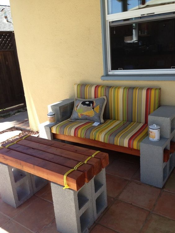 利用红砖搭建的书架,装修废木板自制多层书架