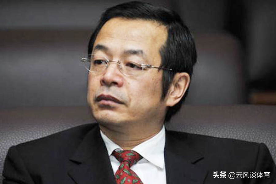 他是国足衰落的罪魁祸首，为收钱搅乱国足风气，连郑智都给他送礼