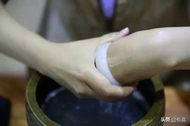 翡翠手镯戴的方法,玉手镯要怎样戴和脱