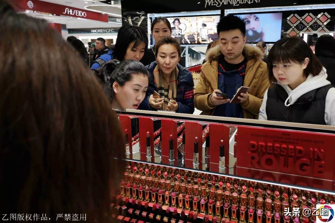 中国游客时隔9月再现韩国免税店,中国游客挤爆韩国免税店