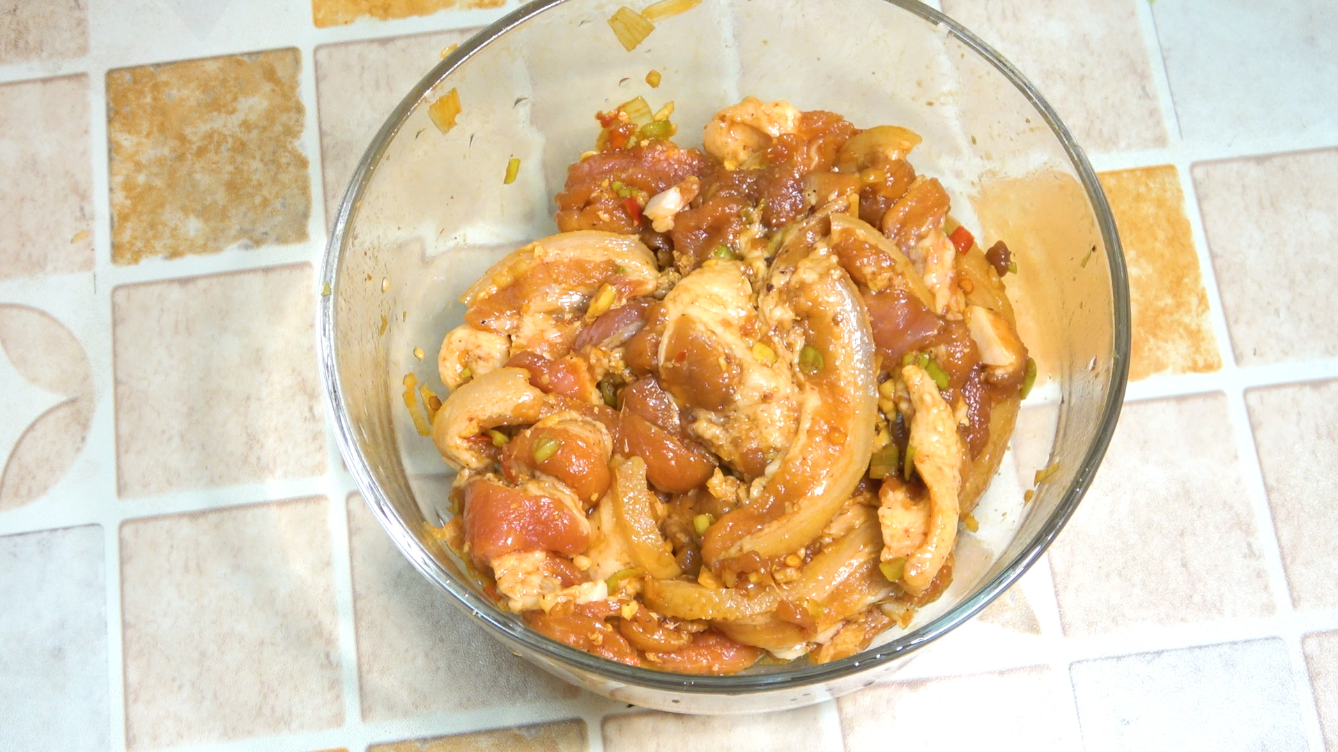 五花肉放锅里烫一下去除毛腥味,五花肉放锅里一蒸瞬间变美食