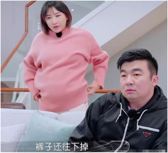身怀六甲不容易！奥运冠军孕期锻炼扭到腰，制片人老公一旁显冷落