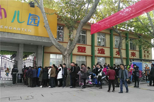 在日本接送孩子上下学,日本让孩子上下学