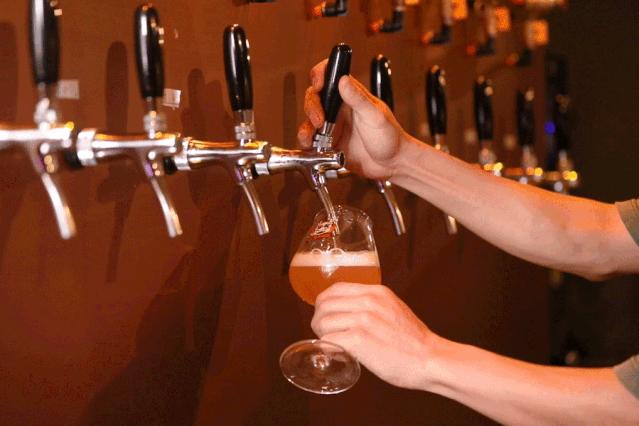 深圳水龙头酒吧，被空姐占领了