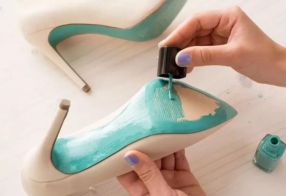 买了双白色高跟鞋，嫌太单调，稍加改造就美过新娘鞋，附教程