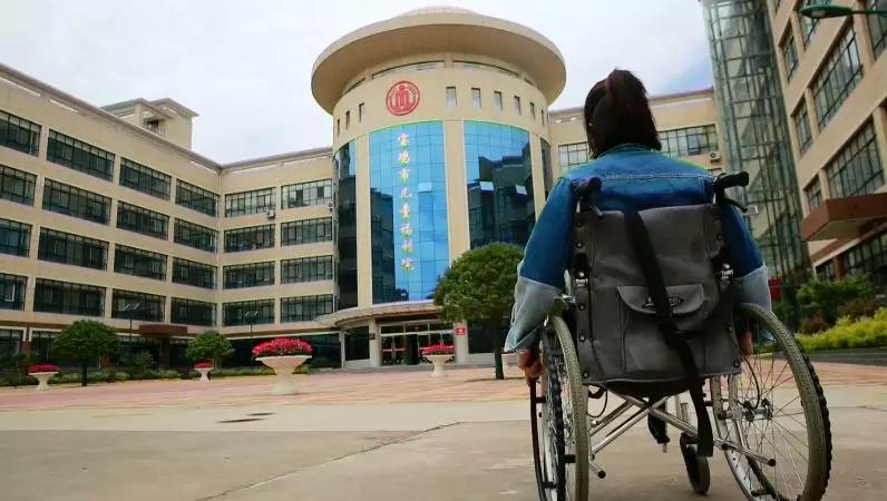 她3岁惨遭父母抛弃,无腿女孩截肢后被父母狠心遗弃