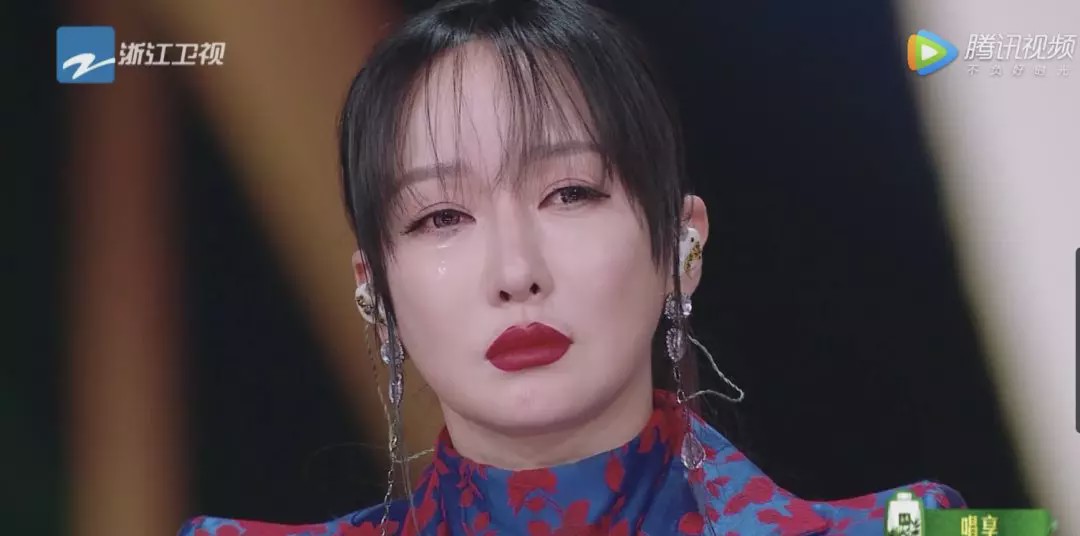 萨顶顶评委哭了完整视频,萨顶顶在歌手界怎么样