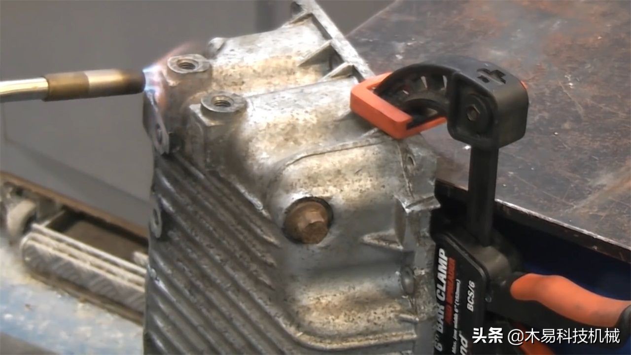 螺丝螺母折断,咋办?看外国“牛人”如何取出