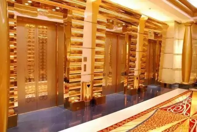 迪拜街头捡到一辆豪车,迪拜豪车坟场里的废弃豪车